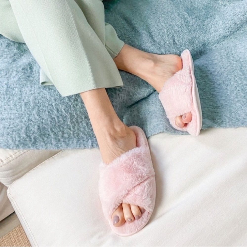 NWT Splendid Plush Light Pink Criss-Cross Slippers Size Medium/Large